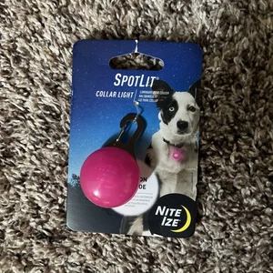 Collar ligero Nite Ize SpotLit - plástico rosa - Imagen 1 de 2