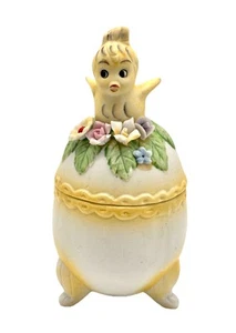 "Caja de baratija bisque vintage en forma de huevo con pollito amarillo y flores 5"" X 2,25""" - Imagen 1 de 10