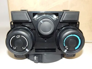 New OEM 2012-2016 Isuzu D-Max A/C Climate Control w/o Heat Defogger Bezel - Foto 1 di 5