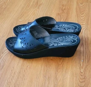 OluKai Noho Lio Black Leather Open Toe Slip On Wedge Sandals Size 9 - Picture 1 of 9
