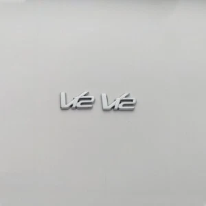 Aston martin V12 Metal Badge Emblem Set AD23-43548-DA - Foto 1 di 2