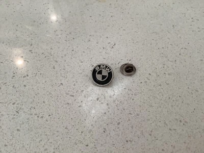 SOMBRERO METÁLICO REDONDO BMW MOTO / PIN SOLAPA INSIGNIA CON FONDO NEGRO ESMALTADO Foto 1 de 4