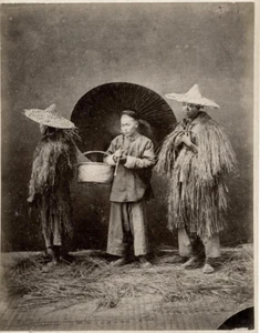 FOTO CHINA AÑOS 1880 - CAMPESINOS CHINOS CON ABRIGOS DE HIERBA - Imagen 1 de 1