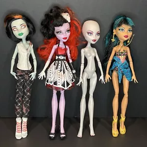 Quattro (4) bambole Monster High - incomplete - vedi foto - forma ottime condizioni - Foto 1 di 11