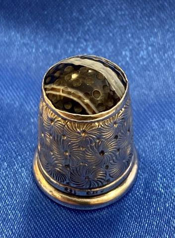 AGATE TOPPED STERLING SILVER PATTERNED THIMBLE - Hallmark there but Unreadable Cover