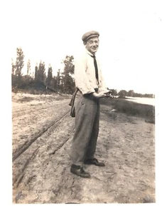 YOUNG MAN WITH HAT & GLASSES,BEACH IN CANADA,1909.VTG 4.3" x 3.3" PHOTO/4 - Picture 1 of 2