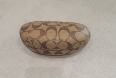 Estojo de óculos feminino Coach capa dura marrom com padrão jacquard - Imagem 1 de 3