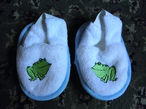 Kleinkind Baby Junge oder Mädchen WEISS Frottee HAUSSCHUHE mit Frosch Design Größe 2 - Bild 1 von 6