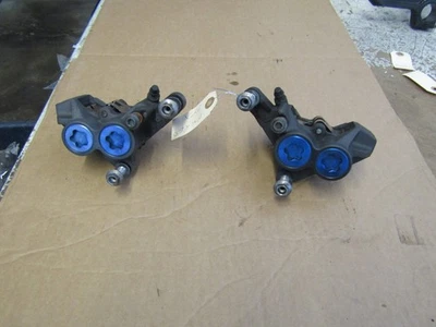 06-08 2007 YAMAHA YZF R6S OEM JUEGO DE PINZAS DE FRENO DELANTERAS DERECHA IZQUIERDA CON PASTILLAS Foto 1 de 4