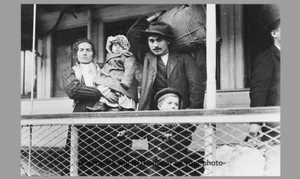 FOTO de Inmigrantes que Llegan a Ellis Island Nueva York 1905 Familia Italiana Niños - Imagen 1 de 2