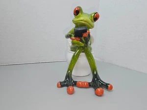 Frog on the Toilet Resin Figurine 4" - Picture 1 of 6