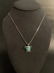 Delicado Collar Colgante Tema Océano Sintético Azul Ópalo de Fuego Tortuga Dije - Imagen 1 de 5
