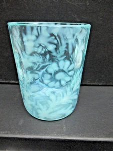 VIKTORIANISCHES EISBLAU OPALISIERENDES GÄNSEBLÜMCHEN & FARN BECHER GLAS - Bild 1 von 6