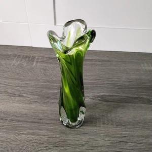 Geschwungene Glasvase Vintage grün & klar gedrehte Kunstglasvase mit gekräuselten Fingern - Bild 1 von 6