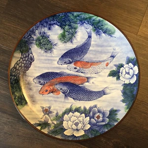 Plato redondo/plato para servir pescado koi de colección Sun Ceramics 14" con ramas de pino y loto - Imagen 1 de 6