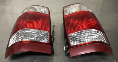 Par de luces traseras Nissan Pathfinder L&R 1999-2004 Foto 1 de 4