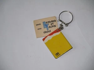 PORTE CLÉ MÉTAL CAHIERS COPIES BRODARD ET TAUPIN JAUNE - Picture 1 of 1