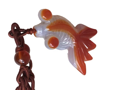 Auténtico colgante de pez dorado pequeño tallado en jade de Myanmar Foto 1 de 4