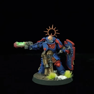 Lieutenant Painted Crimson Fists Space Marines Warhammer 40k Games Workshop - Image 1 of 4