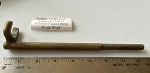 Pieza de máquina de coser Singer 15-90 (1948) - 125263 eje de roca de elevación de alimentación - Imagen 1 de 3
