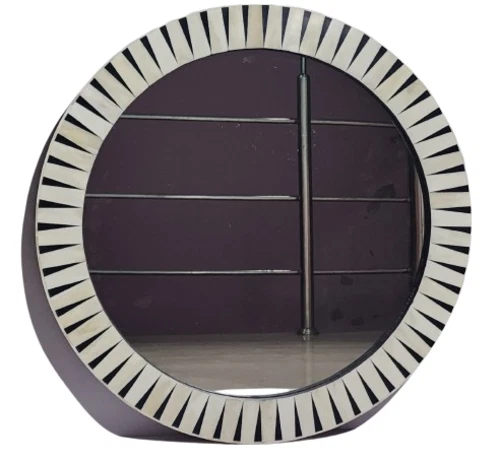 Espejo redondo con incrustaciones de hueso y resina Arvi Foto 1 de 4