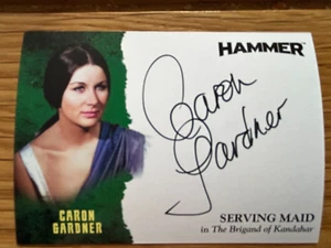 HAMMER SERIE 2 - SEVENTIES SHOCKERS: AUTOGRAMMKARTE: CARON GARDNER CG1 - Bild 1 von 1