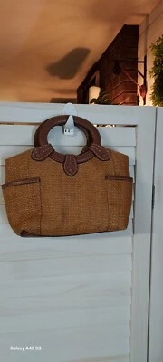Bolso de mano fósil. Cartera de yute tejida, cuero marrón con asa redonda. Foto 1 de 4