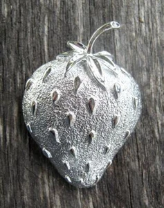 Retro Vintage 1968 Silver-tone Strawberry Ice Pin Brooch Signed Sarah Coventry - Bild 1 von 1