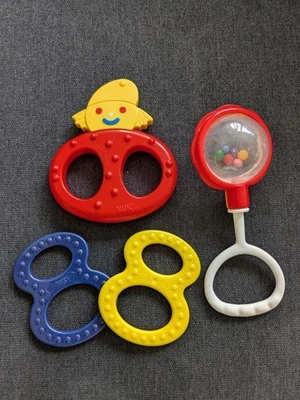 NUK Babyrassel Beißringe Baby Spielzeug mit Rassel Clown blau gelb rot  - Bild 1 von 4
