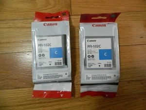 LOTTO ORIGINALE 2021 2 SERBATOI INCHIOSTRO CIANO CANON PFI-102C 130ml IPF500 IPF600 IPF700 NUOVI - Foto 1 di 1