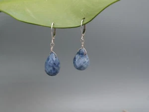 Denim blaue Sodalith Ohrringe, facettierte Tropfen Ohrringe, 925 Sterlingsilber - Bild 1 von 4