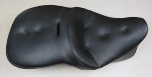 DS-08010835 Drag Specialties Black Leather Pillow 2-Up Touring Seat for Harley - Foto 1 di 10
