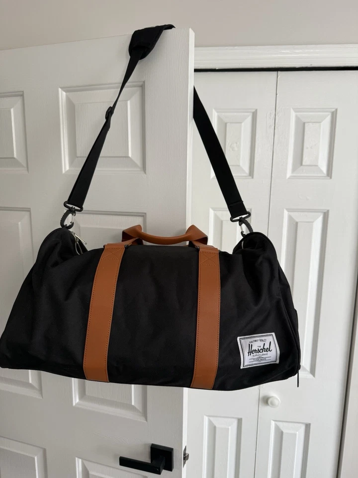 Bolso de Lona Herschel Novel Negro Cuero Sintético Clásico 42.5L Viaje de Fin de Semana Foto 1 de 4