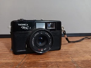 Yashica ME1 analoge Kleinbildkamera schwarz mit 38-mm-Objektiv - Bild 1 von 6