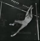 1931 Press Photo Don Bragg Clears Bar And Wins Pole Vault Event In New York