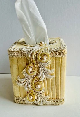 Elegante soporte cuadrado para caja de pañuelos tela amarilla crema y perlas de imitación y encaje Foto 1 de 4