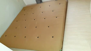Futonbett 2,1m x 2,1m mit Tatamis und Rahmen sowie Beisteltische - Bild 1 von 5