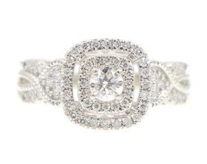 Anillo de compromiso retorcido de oro blanco de 10 quilates con doble halo de diamantes redondos de 0,68 quilates SK9 - Imagen 1 de 19