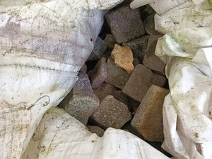 Granit Pflastersteine Granit Pflastersteine Bunt / Grau Gebraucht im Big Bag - Bild 1 von 2