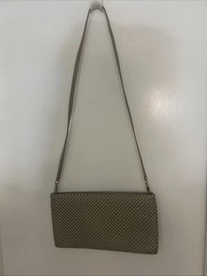 Cartera de malla Whiting and Davis color topo  Foto 1 de 4