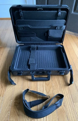 Maletín Zero Haliburton con cerradura de trabajo negro carcasa rígida de 18" x 13" x 5 pulgadas Foto 1 de 4