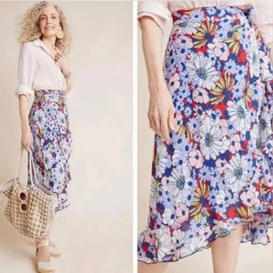 Anthropologie Maeve Sybil gonna midi avvolgente floreale con volant piccola - Foto 1 di 7
