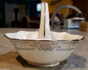 Cesto porta caramelle Lenox "Charleston" con manico in porcellana bordo argento altezza 4,75" usato in ottime condizioni - Foto 1 di 5