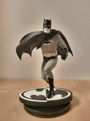 DC COLECCIONABLES: ESTATUA BATMAN BLANCO Y NEGRO - CARMEN INFANTIL Foto 1 de 4