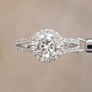 Anillo de compromiso halo vástago dividido de moissanita de corte redondo de 2 quilates enchapado en oro blanco 14 K - Imagen 1 de 8