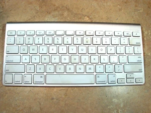 Genuine Apple Wireless Keyboard Bluetooth Silver A1314 Working - Picture 1 of 3
