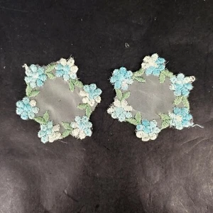 Fiori blu ricamati con rete centro centrino/casa delle bambole miniatura 1950 vc140 - Foto 1 di 2