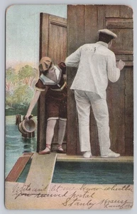Gal cattura l'uomo che sbircia nella casa del bagno - Umorismo 1907 - Foto 1 di 2