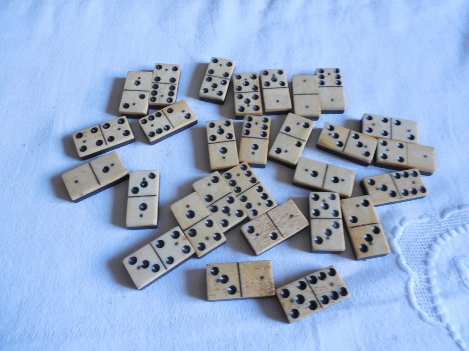 ANCIEN JEU DE DOMINOS EN OS ET EBENE - Photo 1/4