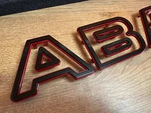 Negro Rojo Clip En Parrilla Frontal Letras Abarth 595 695 2016–24 Competizione 3D NUEVO - Imagen 1 de 3